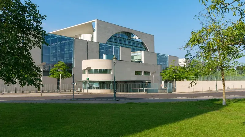 Symbolbild: Das Bundeskanzleramt in Berlin an einem sonnigen Tag